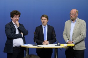 Tidigare integrationsministern Erik Ullenhag flankerad av samordnarna Lars Stjernkvist (S) och Gunnar Hedberg (M). Foto: Foto: Bertil Ericson / TT