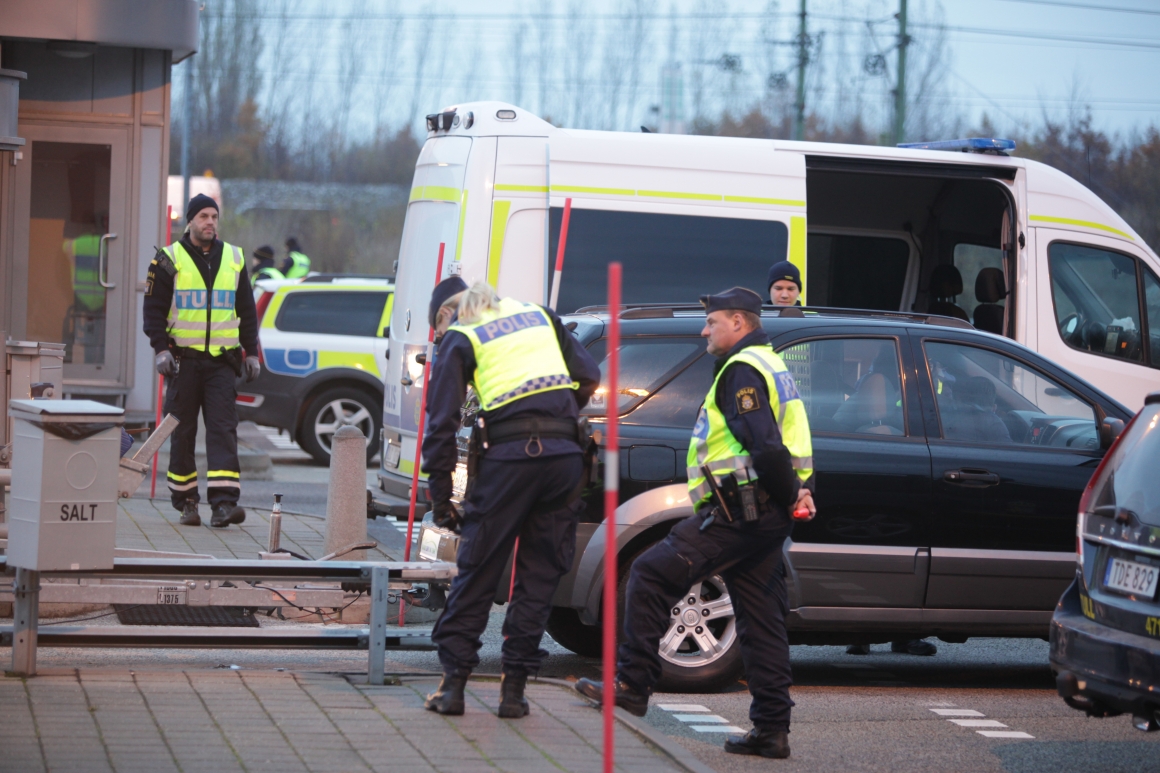 Tulltjänstemäns rätt att bära skjutvapen splittrar kåren Tulltjänstemäns rätt att bära skjutvapen splittrar kåren