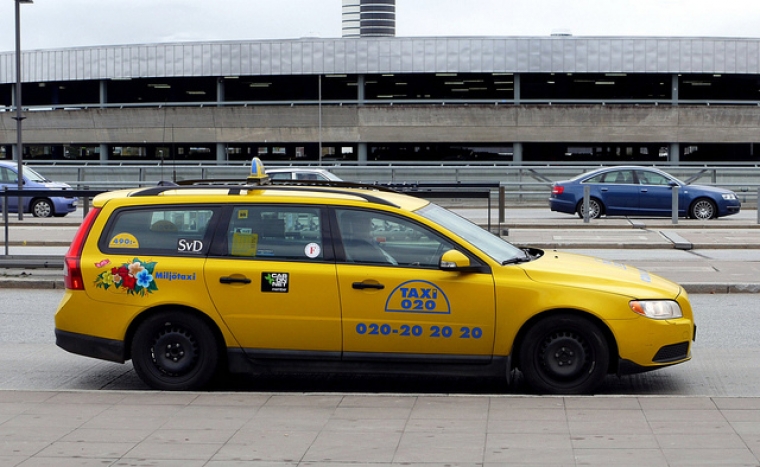 Taxibranschen först ut i förslag om kollektivavtalskrav