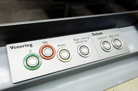 En (oenig) riksdagsmajoritet vill sänka inkomstskatten