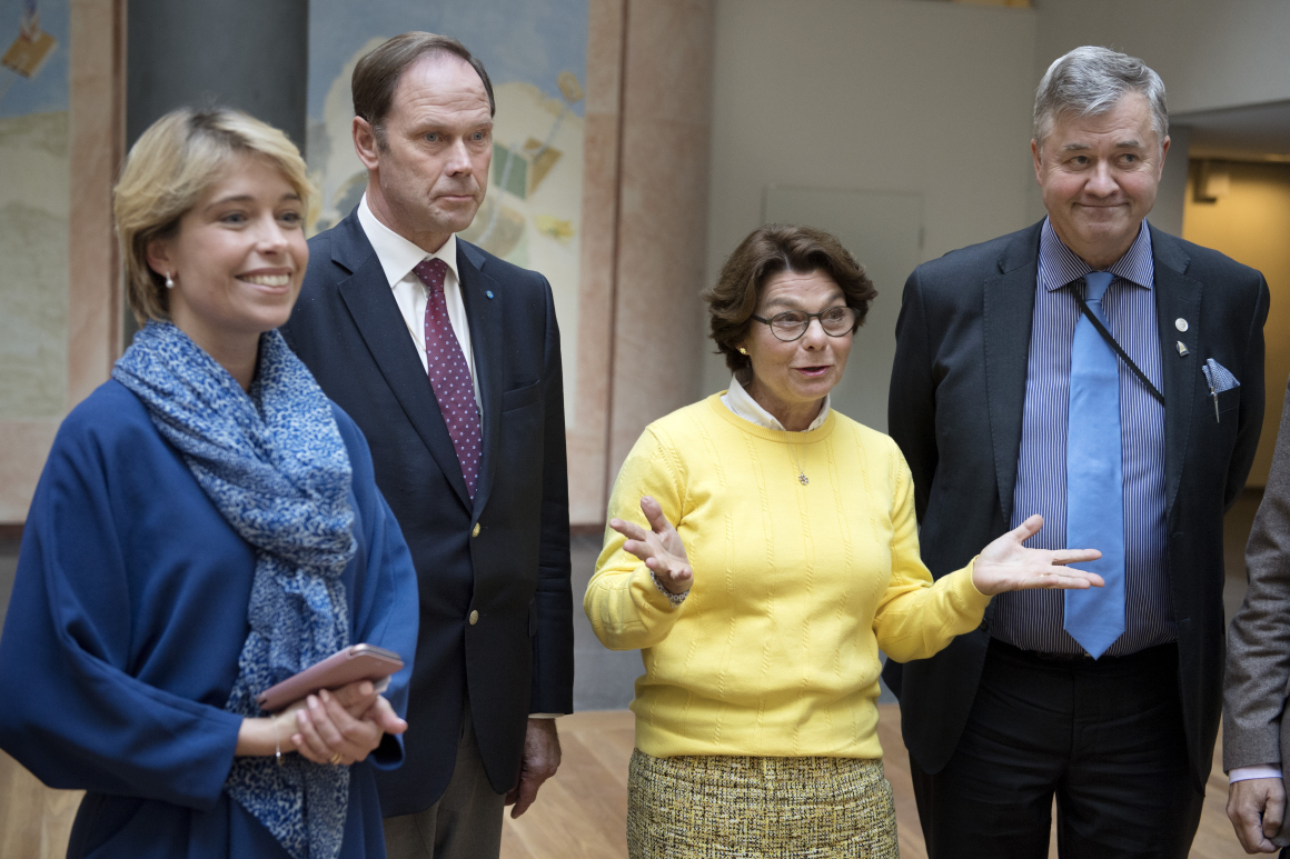 Regeringen och parterna i konflikt om tjänstepensionerna Regeringen och parterna i konflikt om tjänstepensionerna