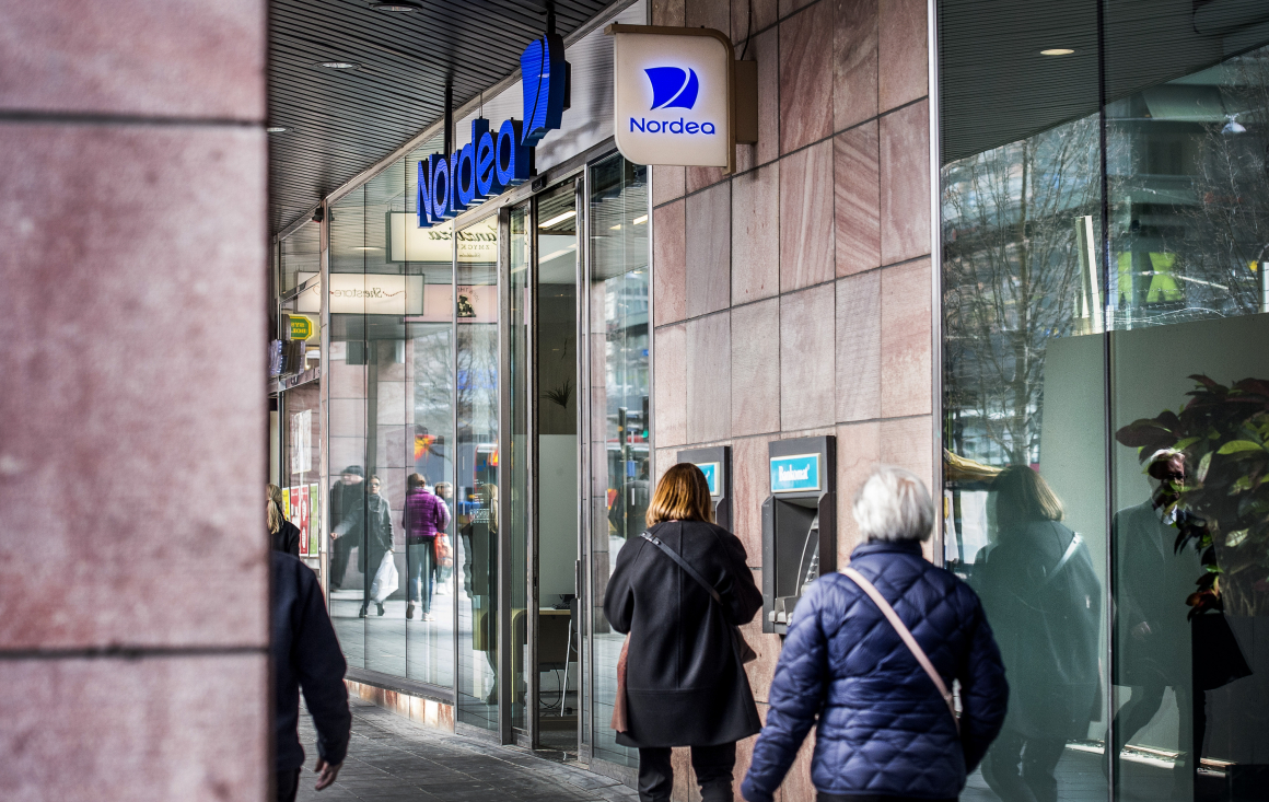Oxfam: Kräv att företag rapporterar som bankerna