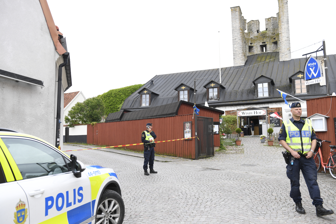 Minibuss med vanligt folk skapade oreda i Almedalen