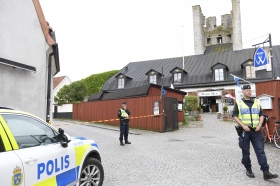 Minibuss med vanligt folk skapade oreda i Almedalen