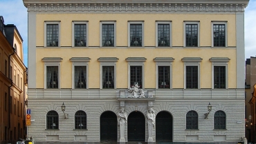 Blocketbedragare lurade Dagny 74 – sålde inredning från Tessinska palatset