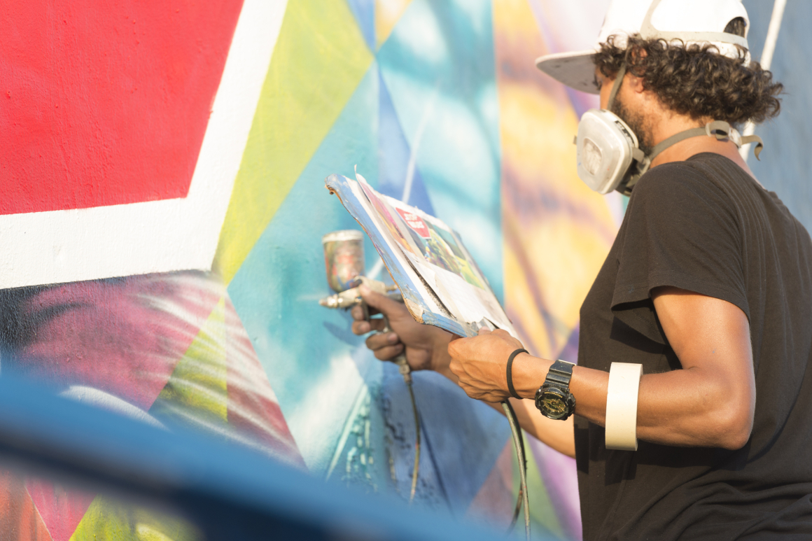 Leif Östlings generositet hyllas med mural