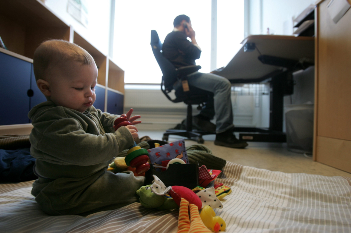 Föräldraförsäkringen föreslås bli tredelad