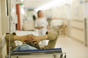 Bristen på vårdpersonal ökar risk för vårdskador