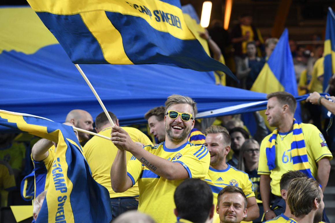Kritiserad VM-låt återkallas