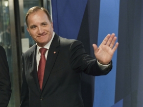 Löfven drar tillbaka hand efter smärtor