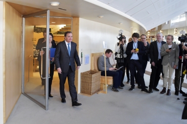 Myndigheter kan få strama åt i väntan på ny regering