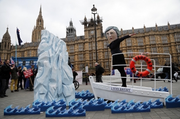 Brexit-pappan blev påhoppad i poolen