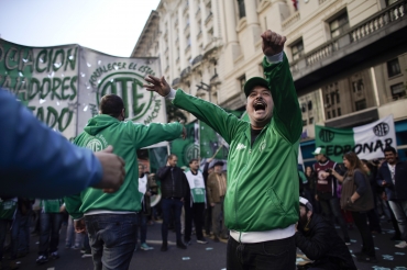 Facken möter politisk oro med samarbete över gränserna