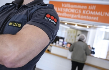 Kritik mot väktarbyxor som ”inte lämnar något åt fantasin”