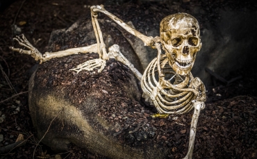 Föräldrar rasar mot grannens sjuka Halloweenspex