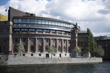 Riksdagen ändrar regeringens förslag om tjänstepensionerna