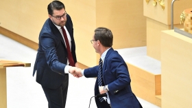 Åkesson utbildar Kristersson i raggningsteknik