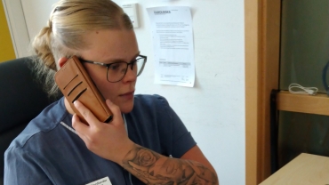 Hon jobbar på Karolinska i Coronakrisen – under varselhot