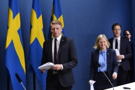 Nytt krispaket: A-kassehöjning förlängs och staten tar sjuklönekostnad