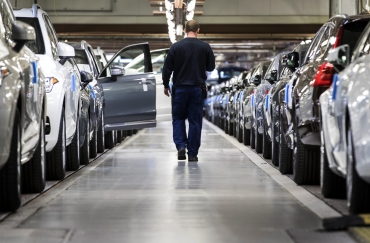 4 av 10 som varslas är tjänstemän