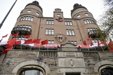 Ministern förnekar att LO:s repskap ligger bakom försening