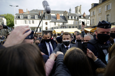 Macronregeringen får kritik för snålhet mot vårdpersonal