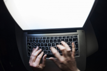 Unga kvinnor mer oroade över näthat än män