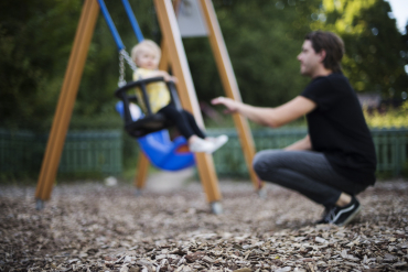Regeringen: Föräldradagar ska kunna överlåtas till anhöriga
