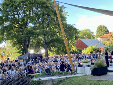 Annie Lööf (C): ” Vi måste kriminalisera kontrollerande beteende”