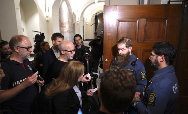 Försvarshögskolan satte  munkavle på anställda om misstänkt spion