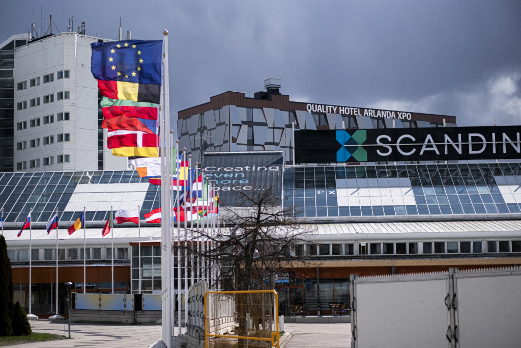 Konferensanläggningen Scandinavian XPO i Arlanda, med flaggor utanför entrén.
