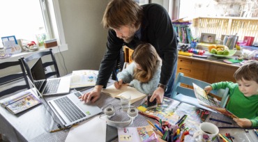 Svenskarna jobbar hemma för att spara pengar