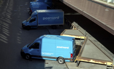 Tesla får vänta på plåtar från  Postnord
