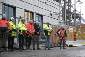 Tyst minut för de döda i hissolyckan i Sundbyberg