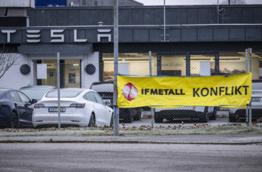 Transport stoppar sopor på Tesla från julafton