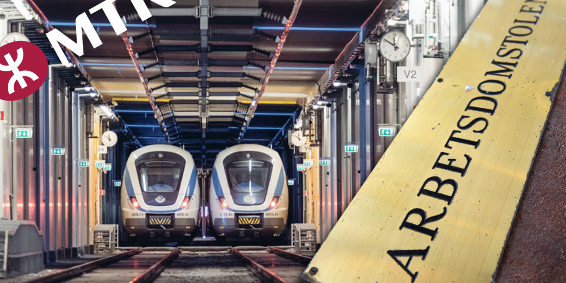 Två tåg är parkerade inne på en depå, med MTR-logotypen i det övre vänstra hörnet. På höger sida av bilden finns en gul skylt med texten "ARBETSDOMSTOLEN."