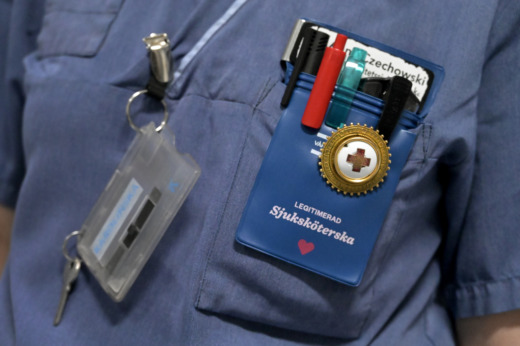 Regionerna har nästan  halverat kostnaden för hyrsjuksköterskor