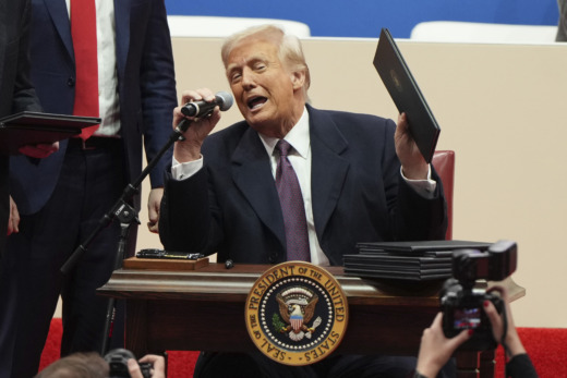 Statsanställda hukar när Trump svingar yxan mot myndigheter