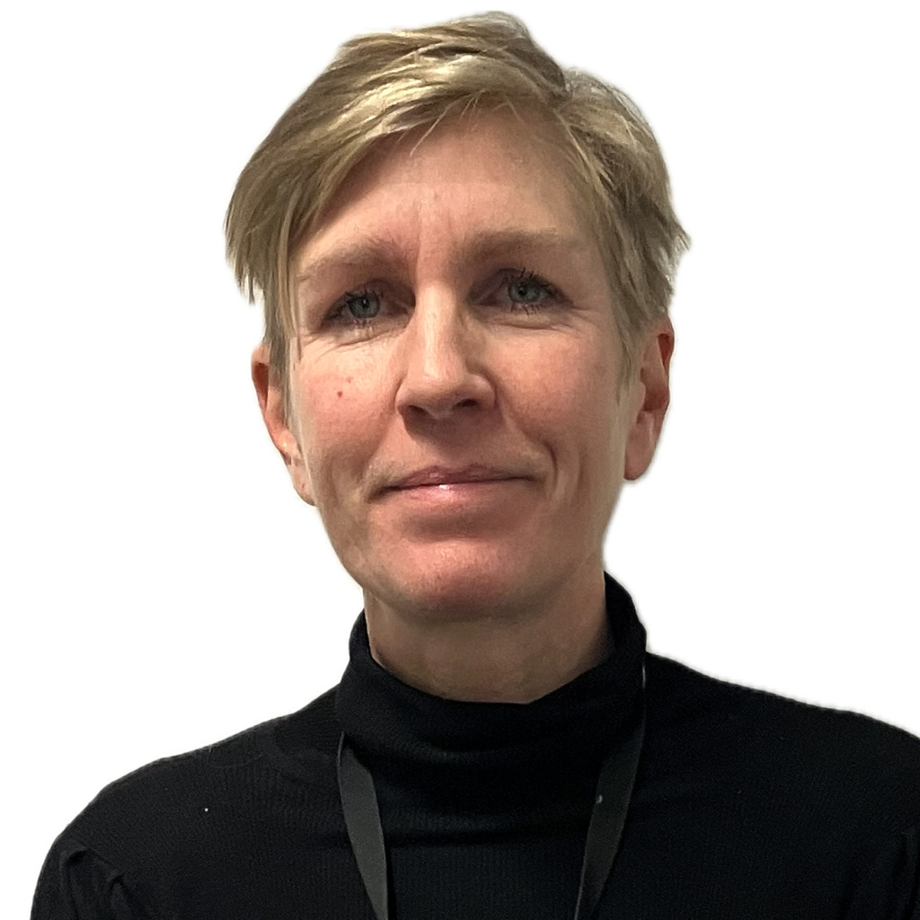 Ulrika Holmström med kort blont hår och en svart polotröja mot en vanlig vit bakgrund.