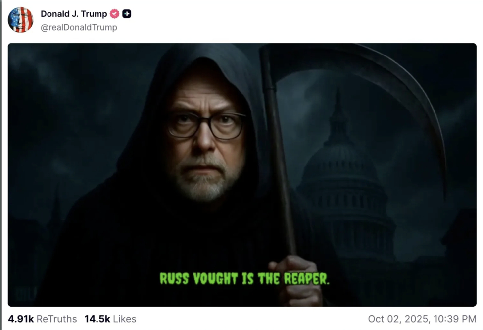 En man i mörk mantel med huva håller en stor lie framför den amerikanska Capitolium-byggnaden på natten. Grön text på bilden lyder: "RUSS VOUGHT ÄR SKÖRDAREN.