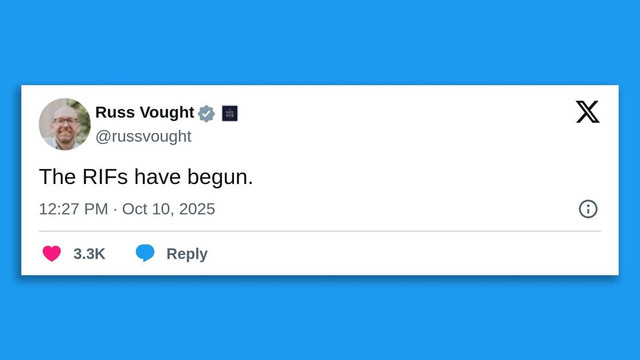 Ett inlägg på sociala medier från Russ Vought lyder: "RIF:erna har börjat", med hänvisning till den pågående nedstängningen i USA. Det är tidsstämplat 12:27 PM, 10 oktober 2025, med 3,3K likes. Bakgrunden är blå.
