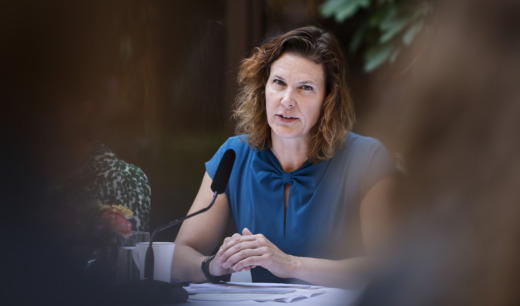 Jämställdhetsministern: Höj vab-pengen för att locka pappor