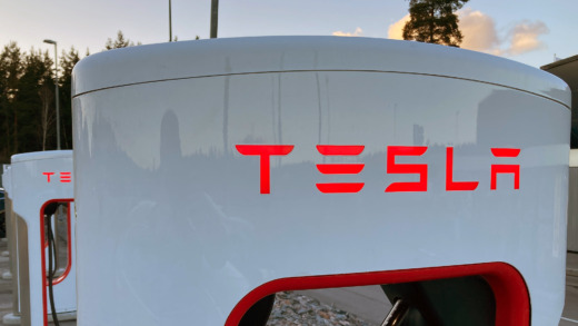 Tesla rundar strejken – driver laddstation med diesel