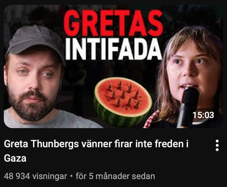 En man och en ung kvinna står framför en bakgrund med texten "GRETAS INTIFADA" och en bild av en vattenmelonskiva. Kvinnan håller i en mikrofon. Svensk text nedan diskuterar Gaza och nämner Greta Thunberg.