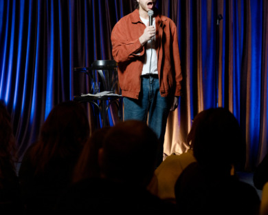 Polis riskerar avsked – vabbade och gick på stand-up