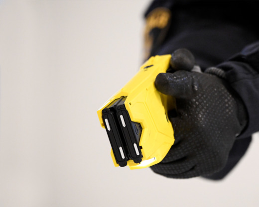 Polis väckte vilande kollega med elpistol – ”ville skoja till det”