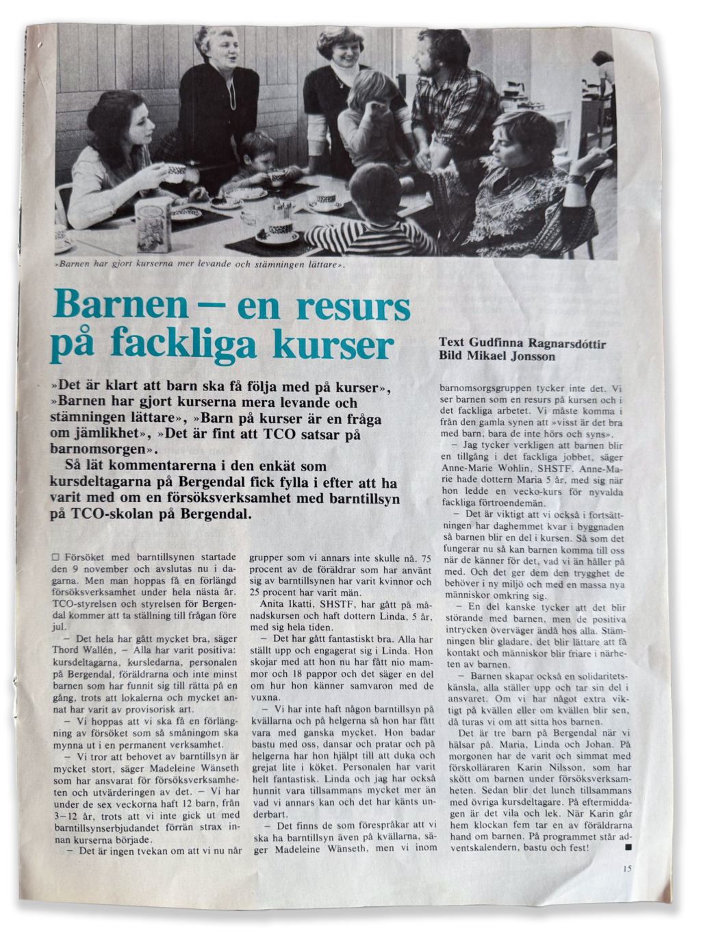 I en tidnings- eller tidskriftsartikel på svenska finns ett svartvitt foto på vuxna och barn som sitter runt ett bord. Rubriken lyder: "Barnen - en resurs på fackliga kurser". Artikeln täcker större delen av sidan.