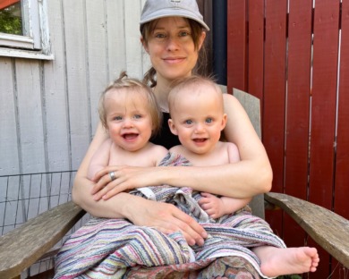 Astrid ska jonglera tvillingar och jobb ensam: ”Behövs en by”